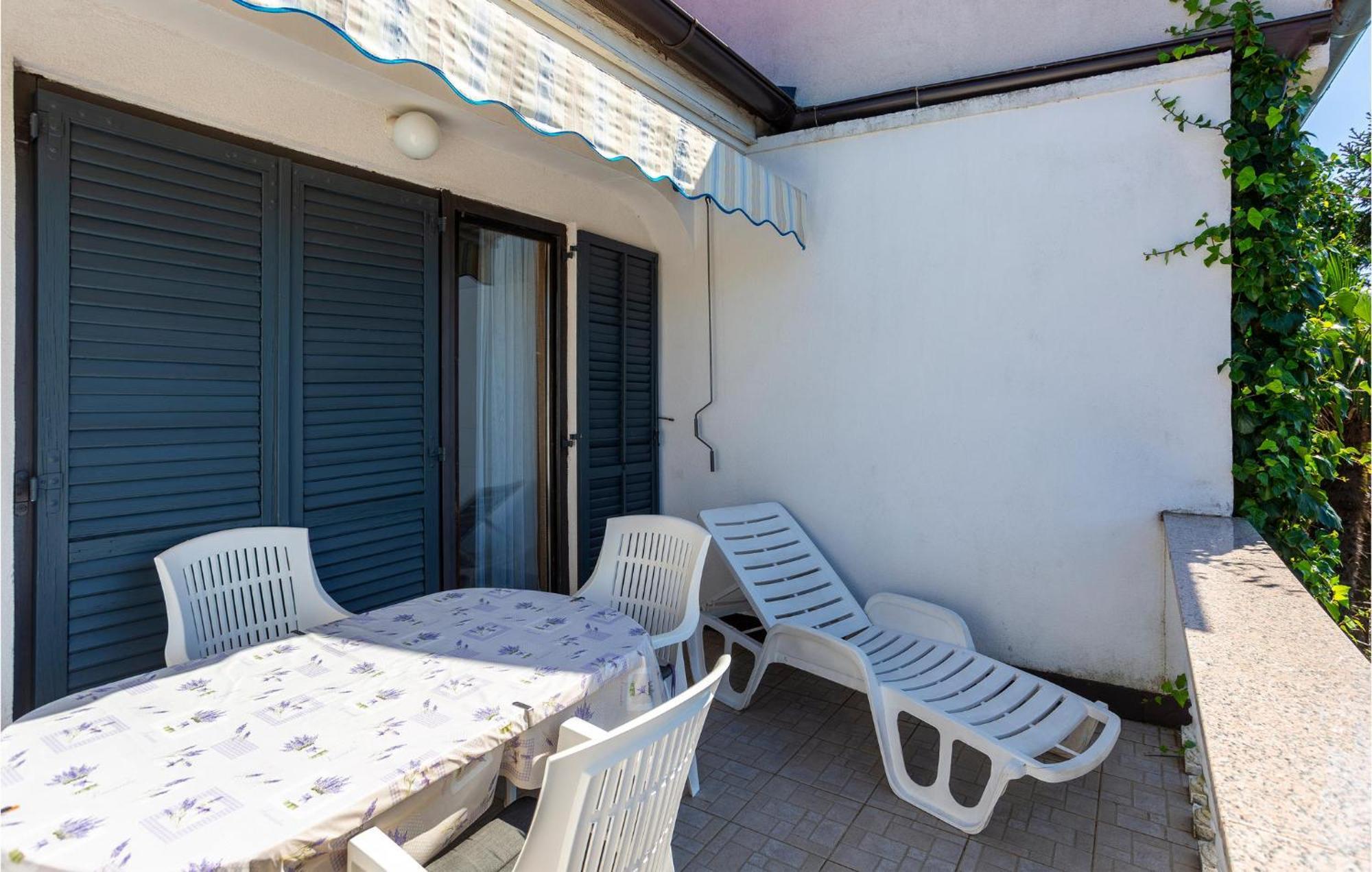 Beautiful Apartment In Malinska With Kitchen Buitenkant foto