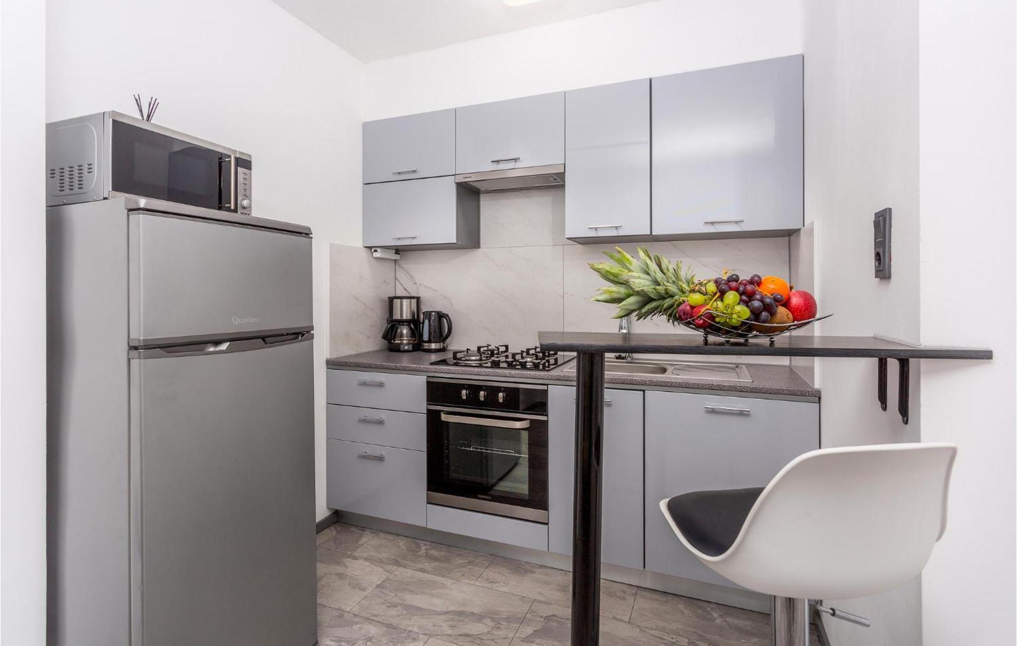 Beautiful Apartment In Malinska With Kitchen Buitenkant foto